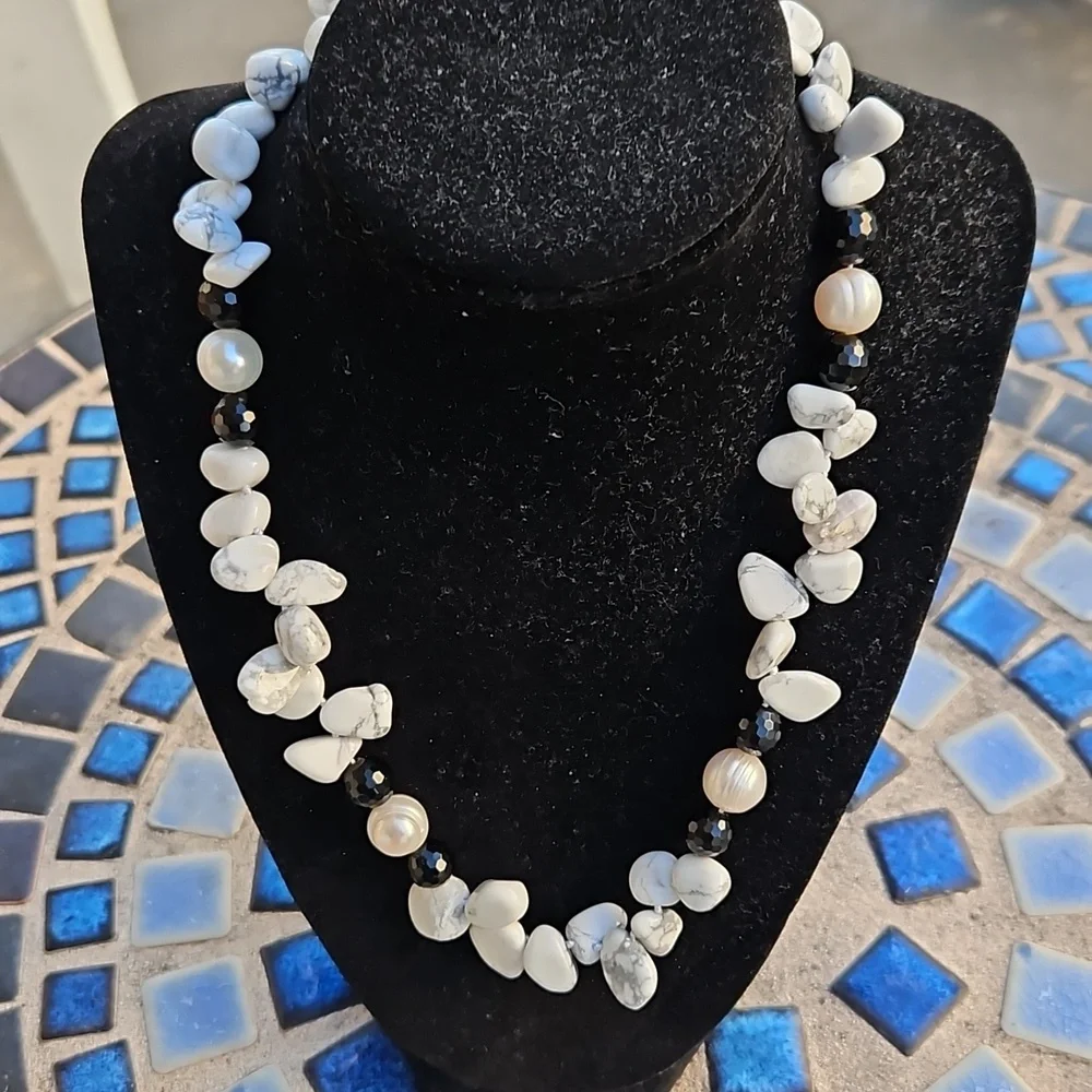 Lustrous Howlite Pear Necklace Faceted Glass Beads Toggle Clasp Black/White OS